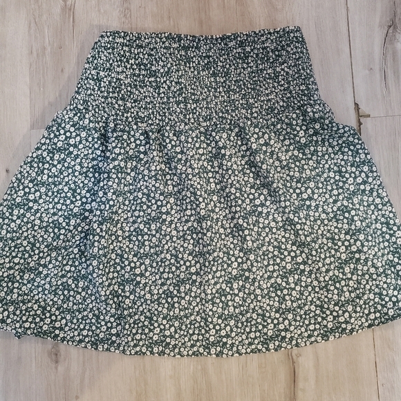💚5/$25 Ditsy Floral Smocked Two-Piece Set Skirt & Matching Crop Top Size 14 XXL - Picture 3 of 4